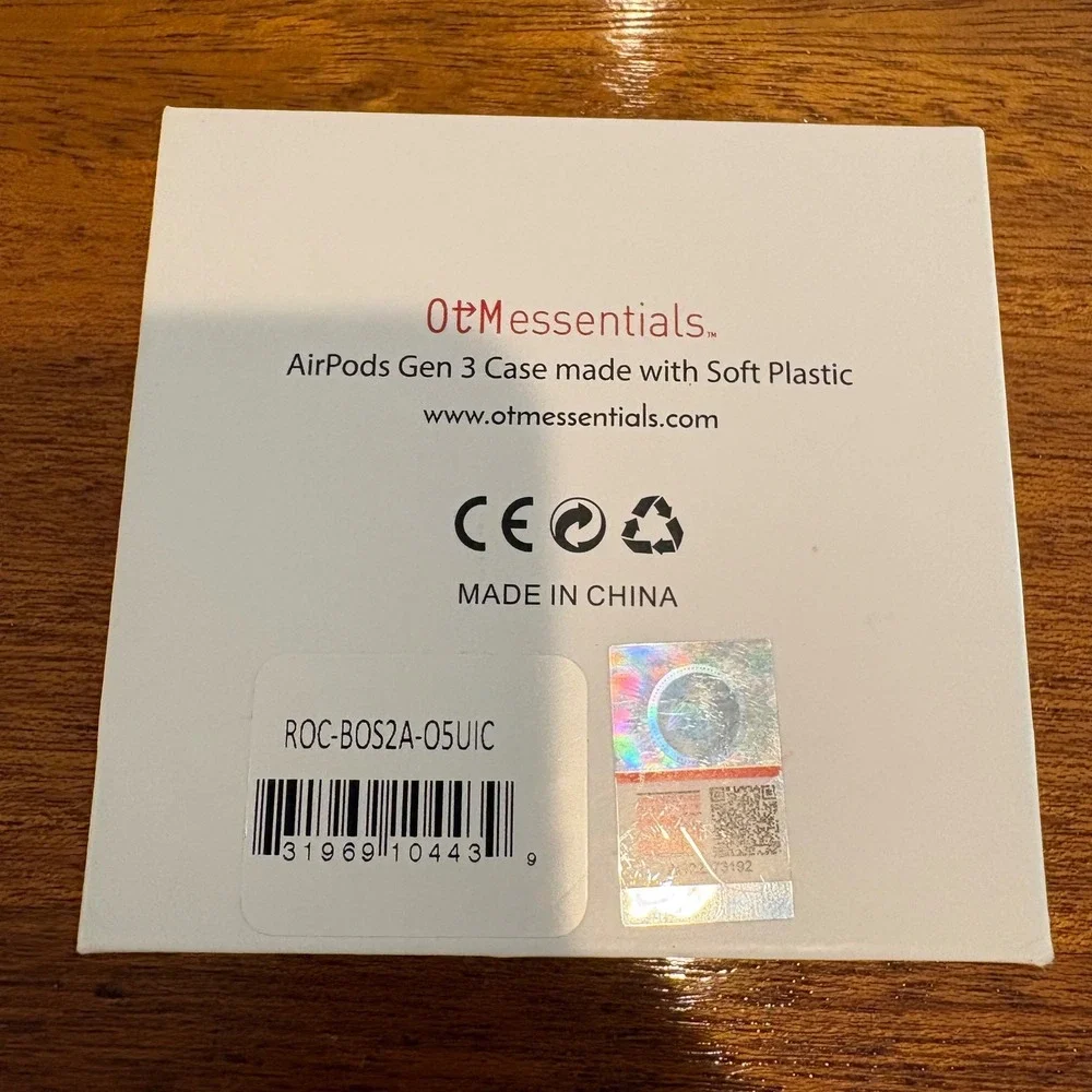 Boston University OTM Essentials AirPods Gen 3 Case OS White BU Iridescent‎